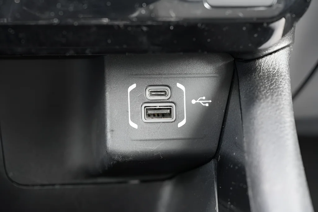 Used 2024 Silver Jeep Limited image 34