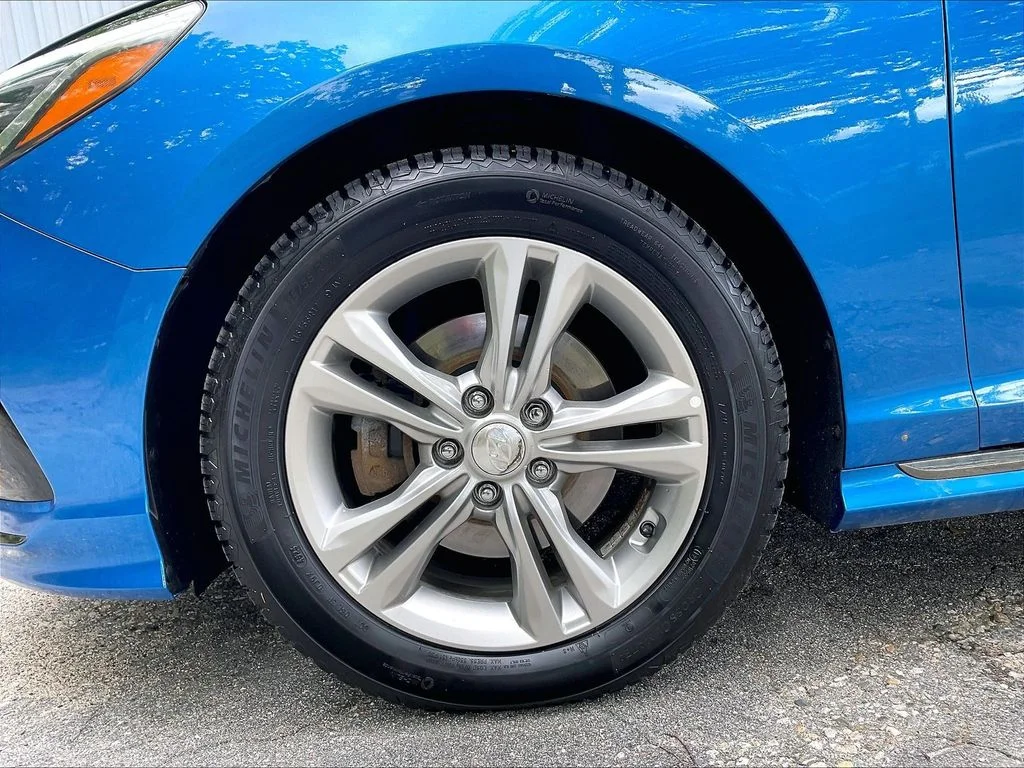 Used 2018 Electric Blue Hyundai Sport image 7
