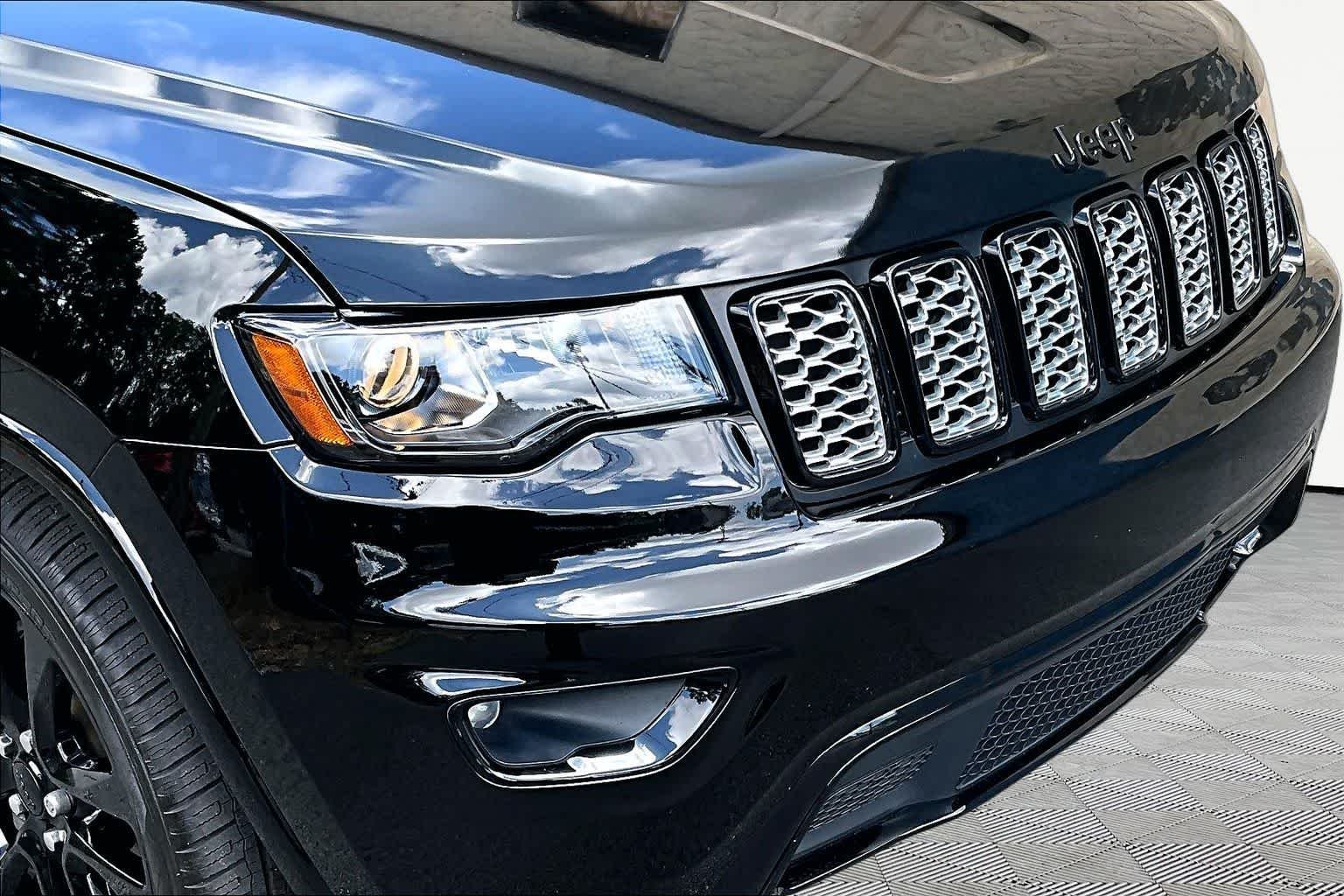 Used 2018 Diamond Black Crystal Pearlcoat Jeep Altitude image 30