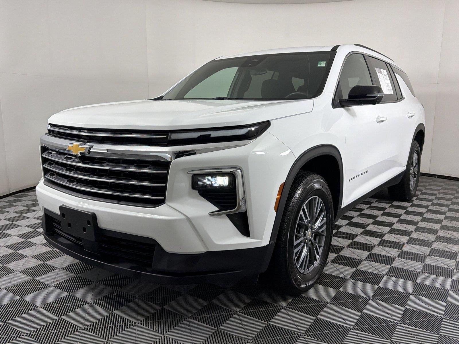 Used 2024 Summit White Chevrolet LT image 3