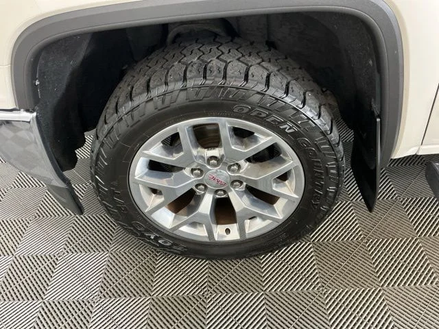 Used 2015 White GMC SLT image 25