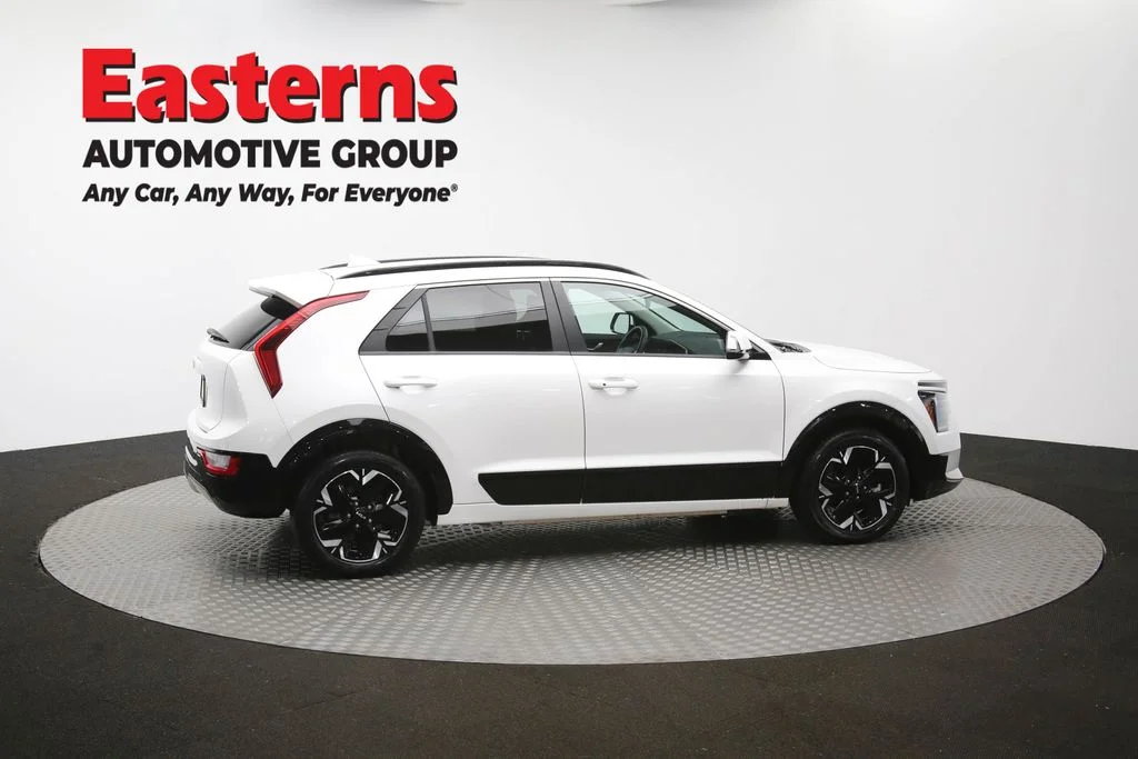 Used 2023 White Kia Wind image 43