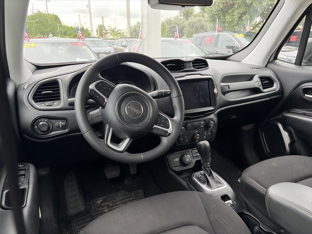 Used 2023 White Jeep Latitude image 10