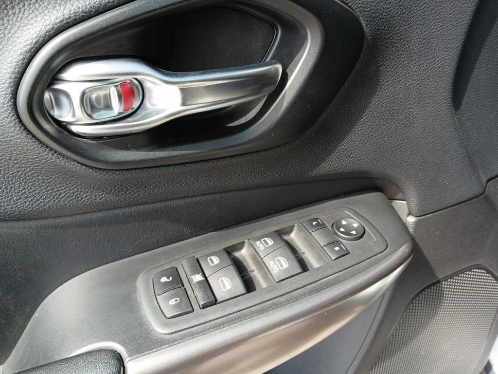 Used 2021 White Jeep Latitude image 11