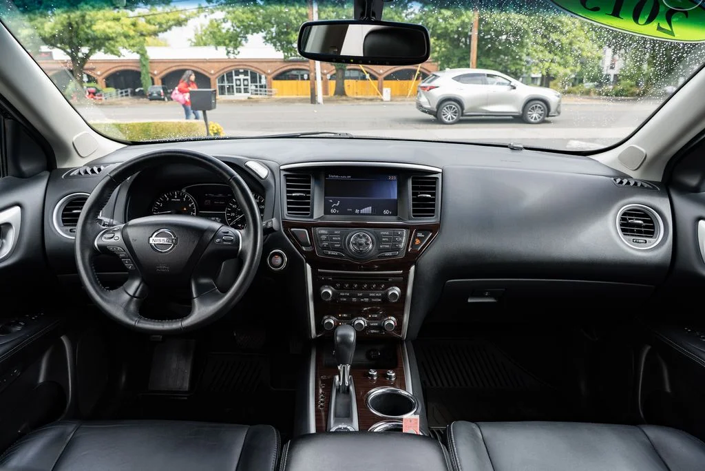 Used 2013 Black Nissan Platinum image 10