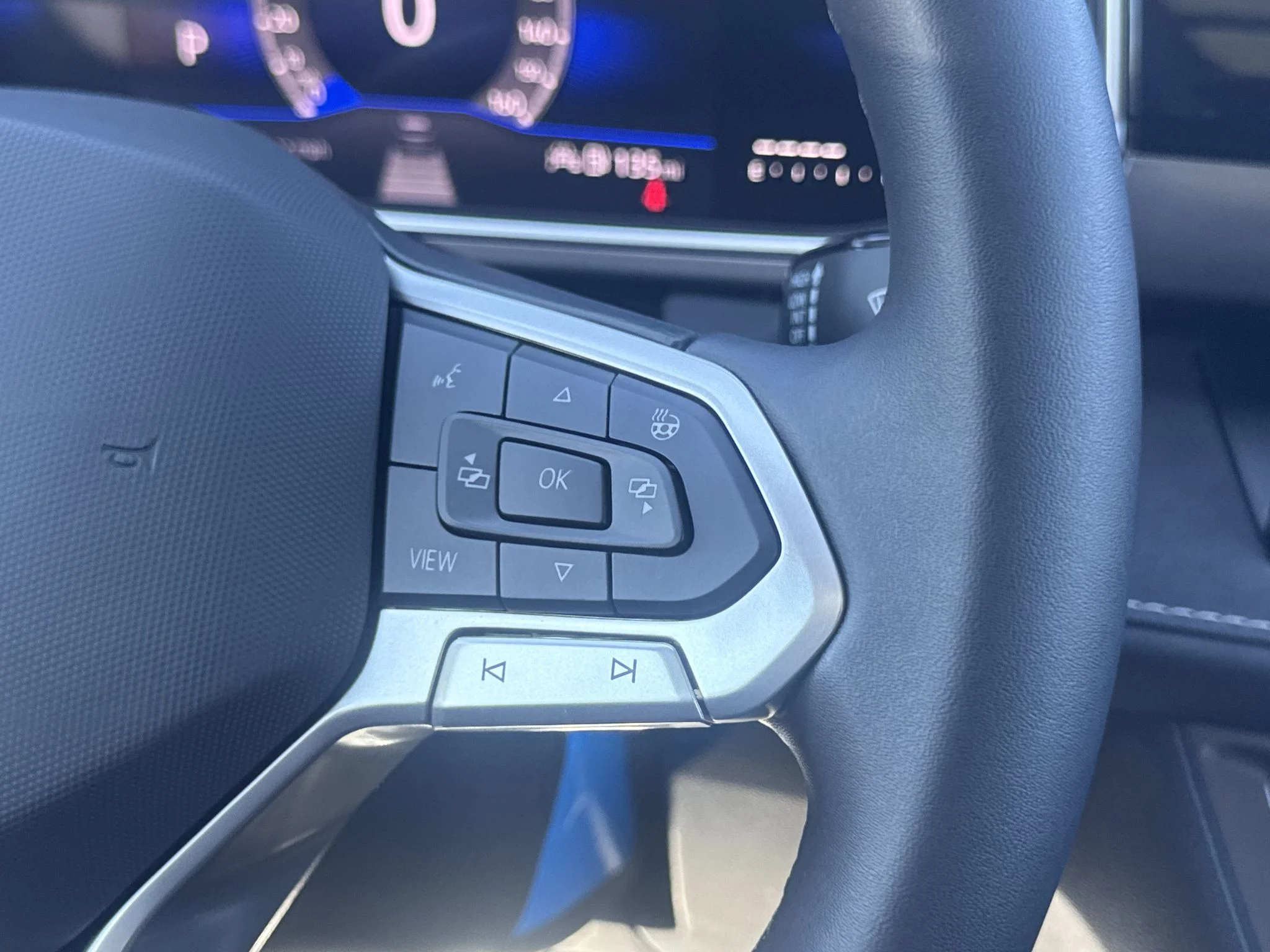 New 2027 Monument Gray w/Deep Black Roof Volkswagen SE Black image 21