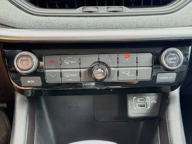 Used 2022 Bright White Clearcoat Jeep Latitude image 44
