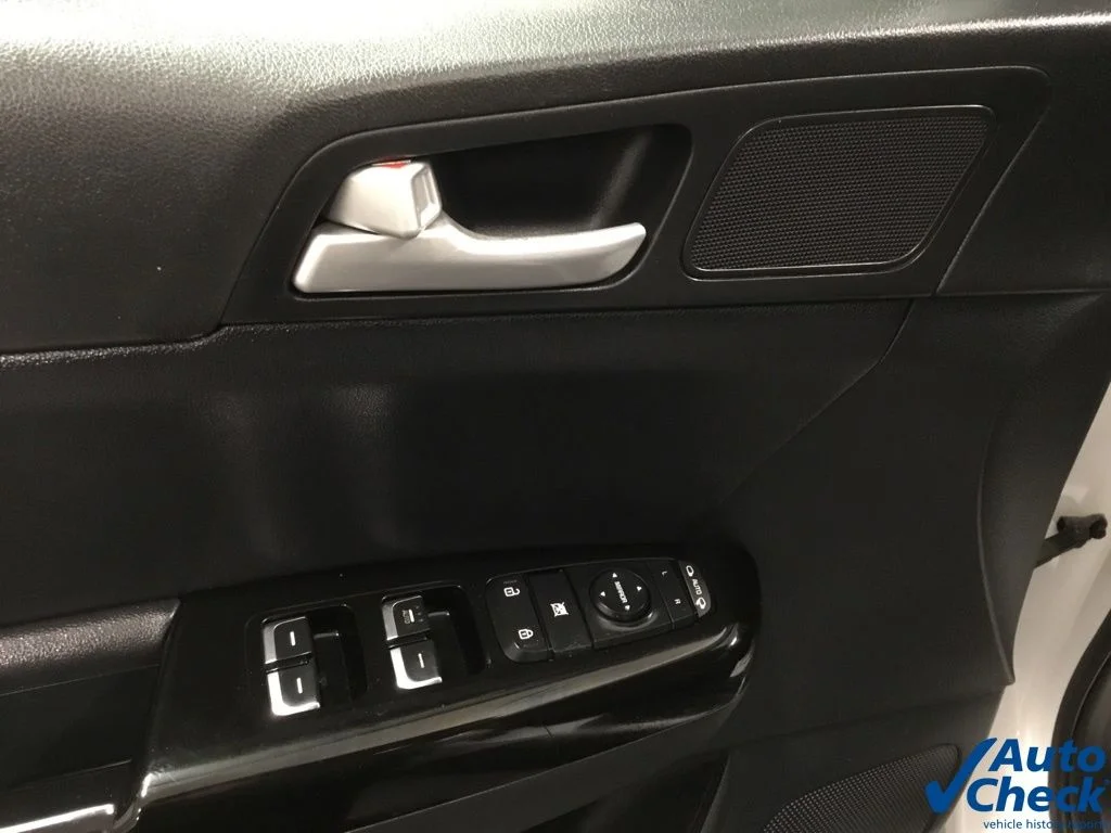 Used 2018 White Kia EX image 21