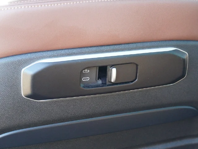 Used 2024 Brown BMW xDrive40i image 33