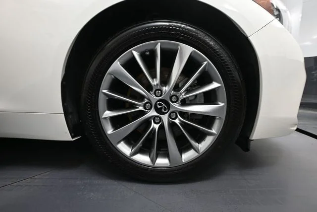 Certified Used 2024 White INFINITI LUXE image 11