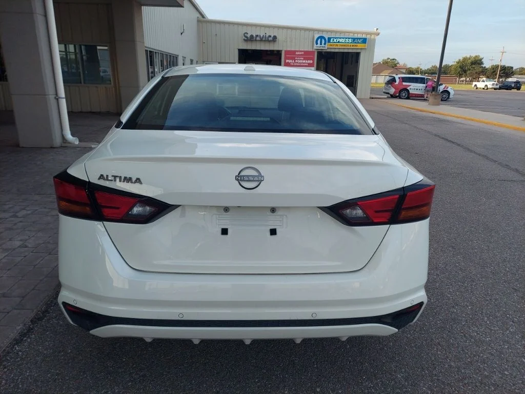 Used 2025 White Nissan 2.5 SV image 6