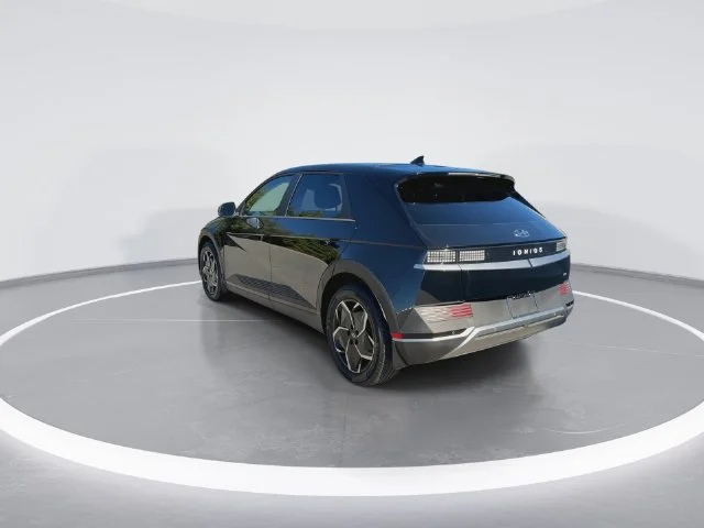 Used 2023 Black Hyundai SE image 6
