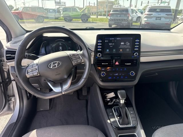 Used 2020 Silver Hyundai SE image 10