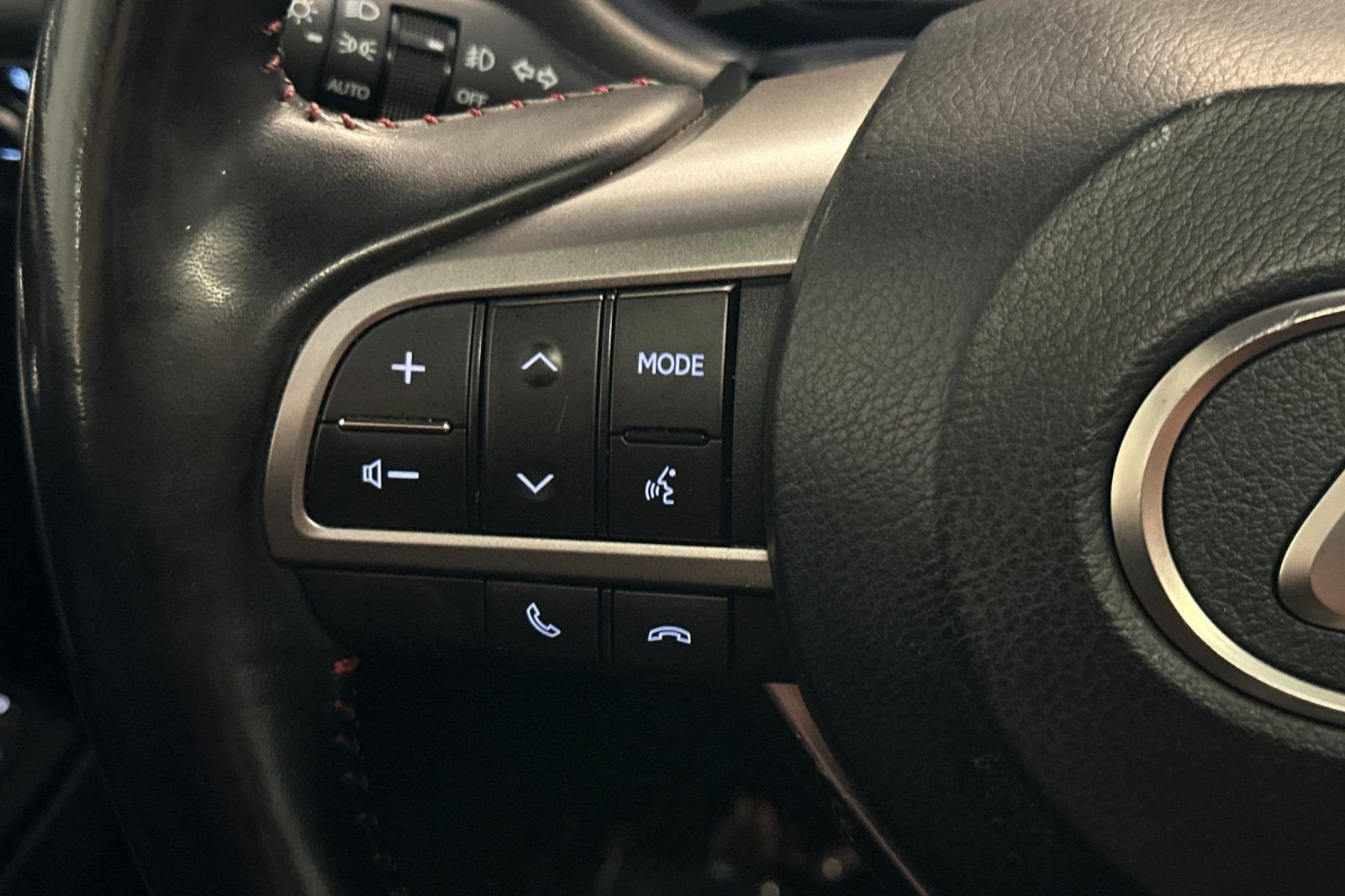 Used 2022 Silver Lexus 460 image 29