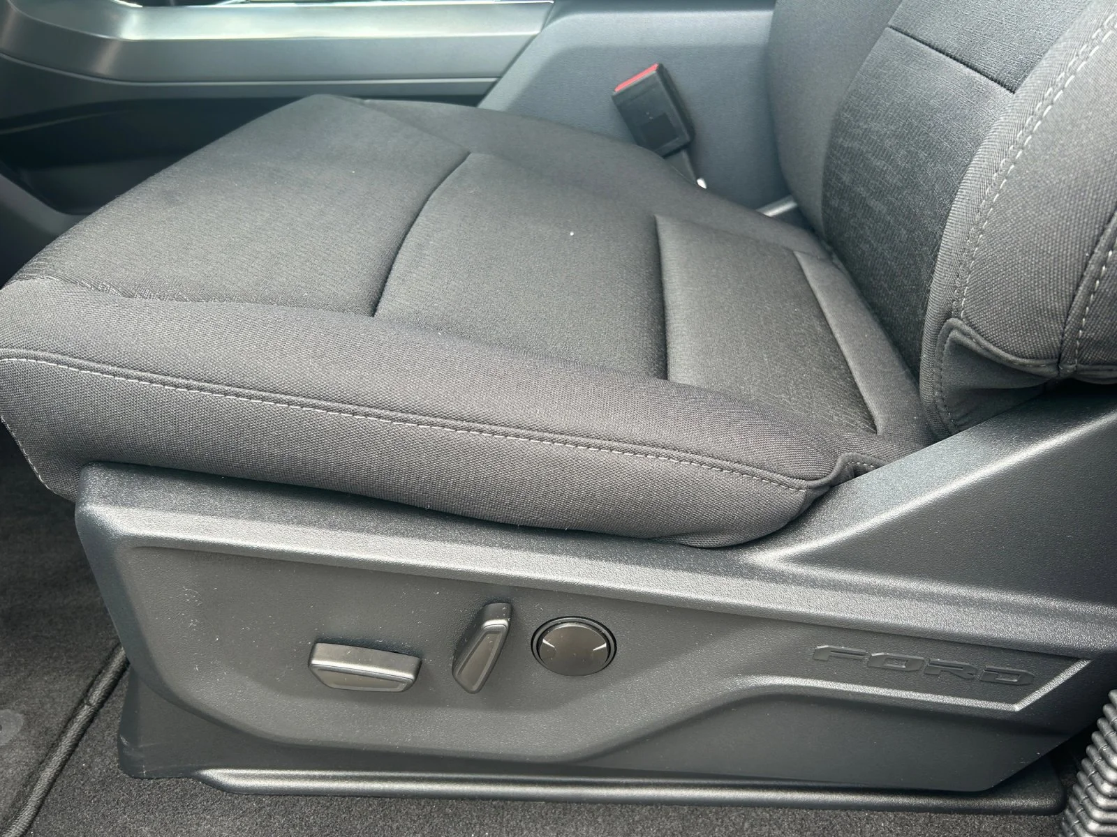 New 2026 Agate Black Metallic Ford XLT image 15
