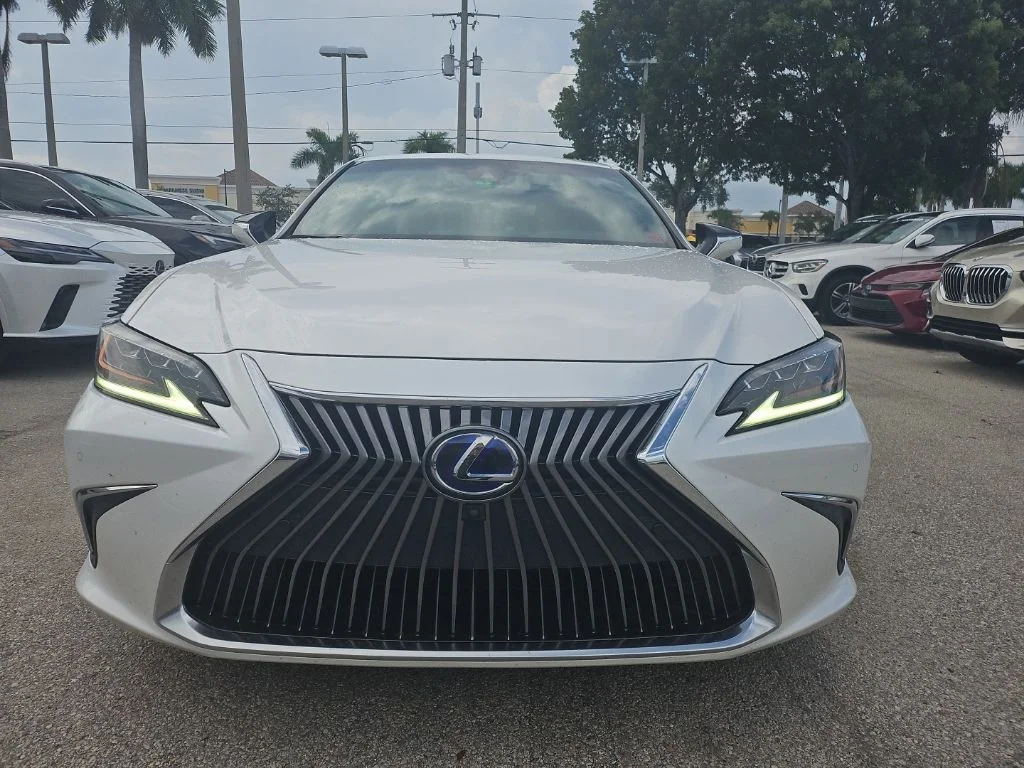 Certified Used 2020 EMINENT WHITE PEARL Lexus 300h Ultra Luxury image 3