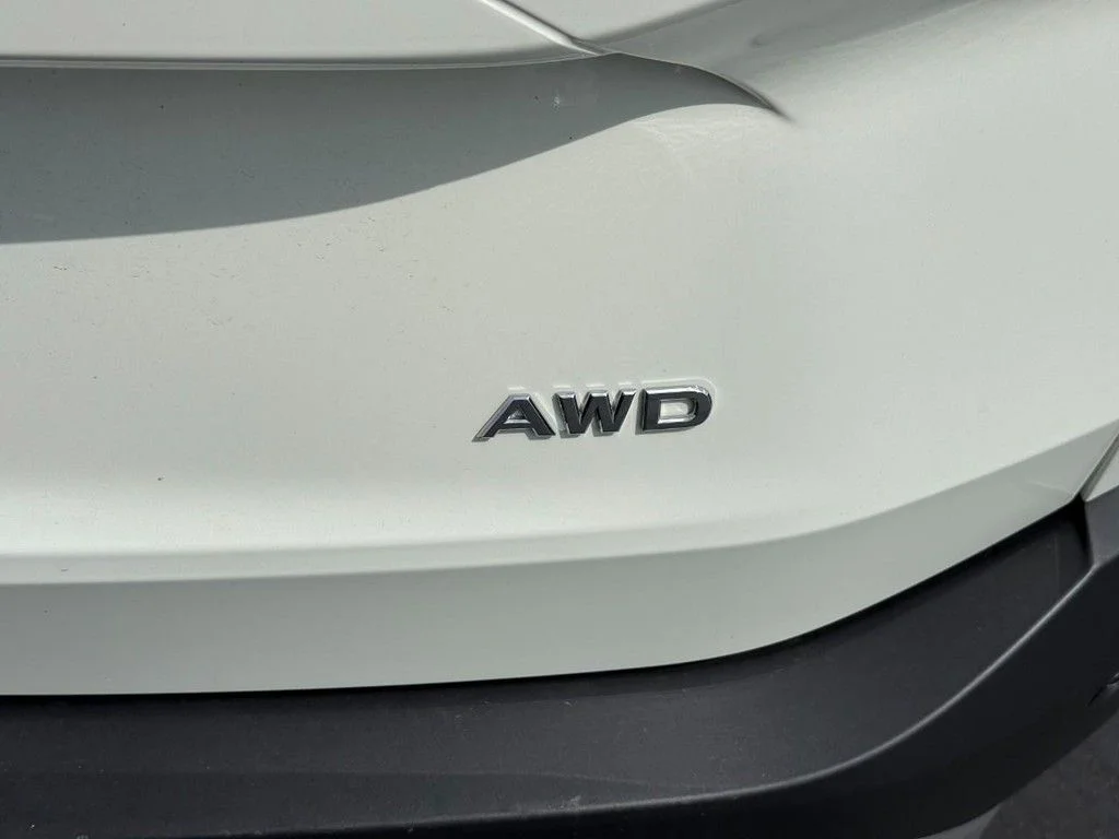 Used 2022 White Nissan S image 6