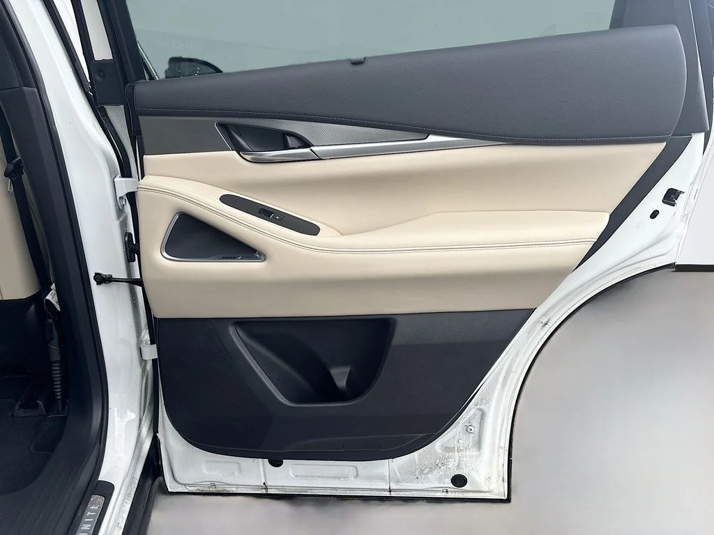 Used 2025 White INFINITI LUXE image 21