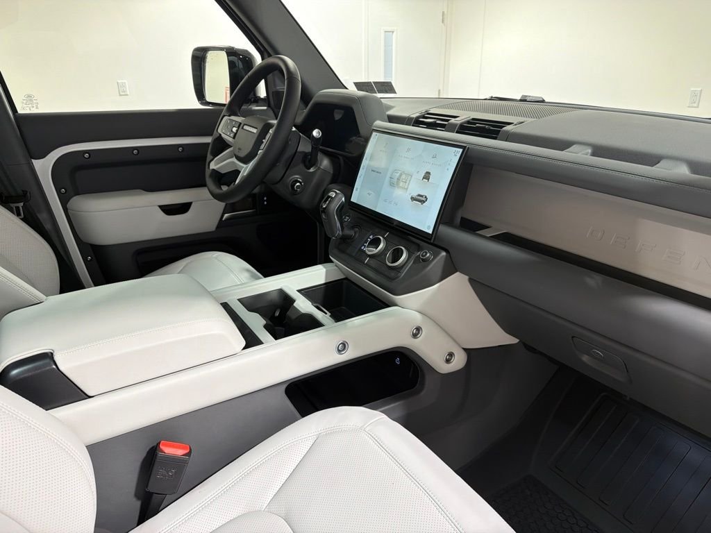 New 2026 Fuji White Land Rover X-Dynamic SE image 24