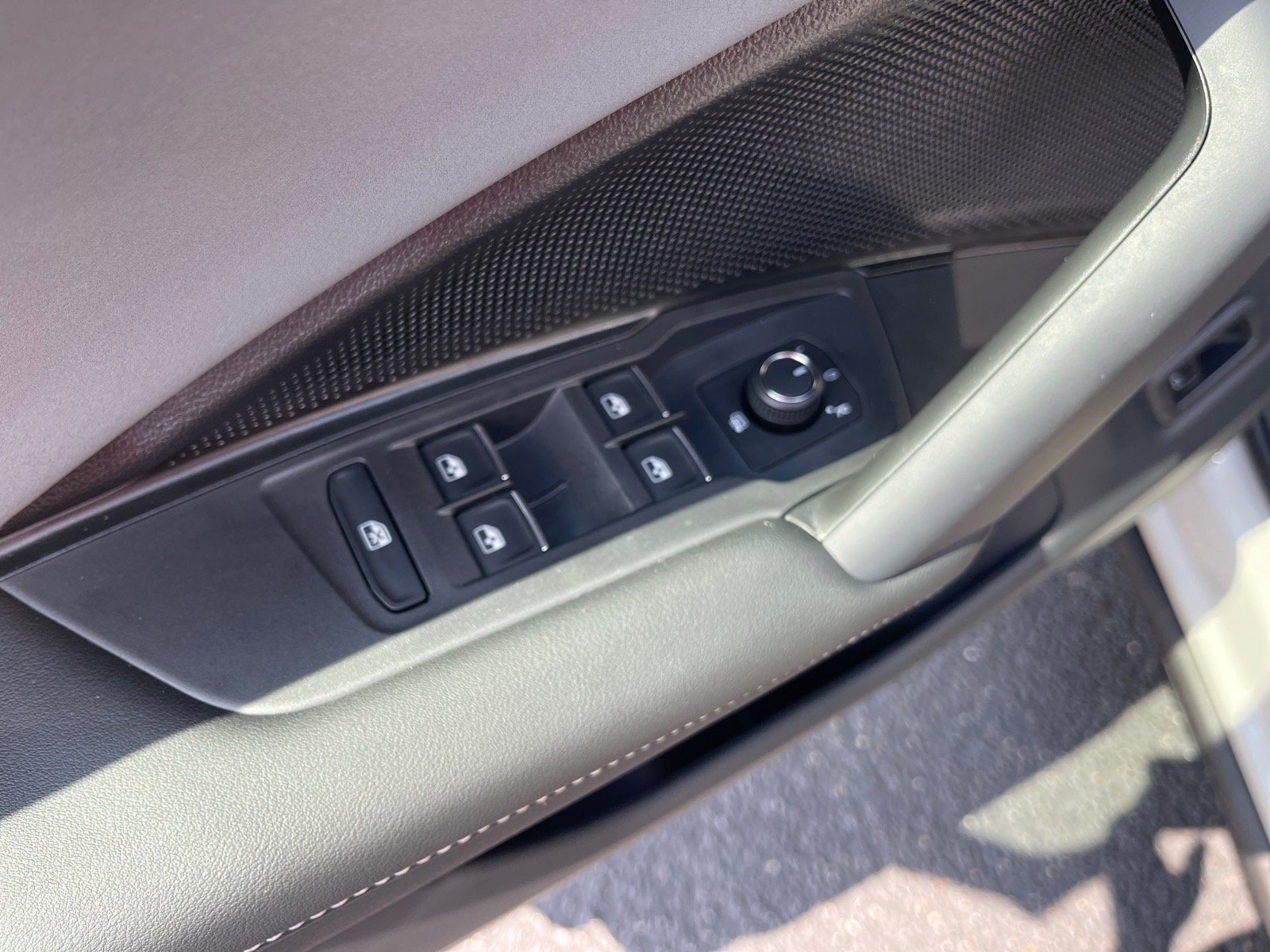 New 2026 Sandstone 6u6u Volkswagen SE R-Line Black image 8