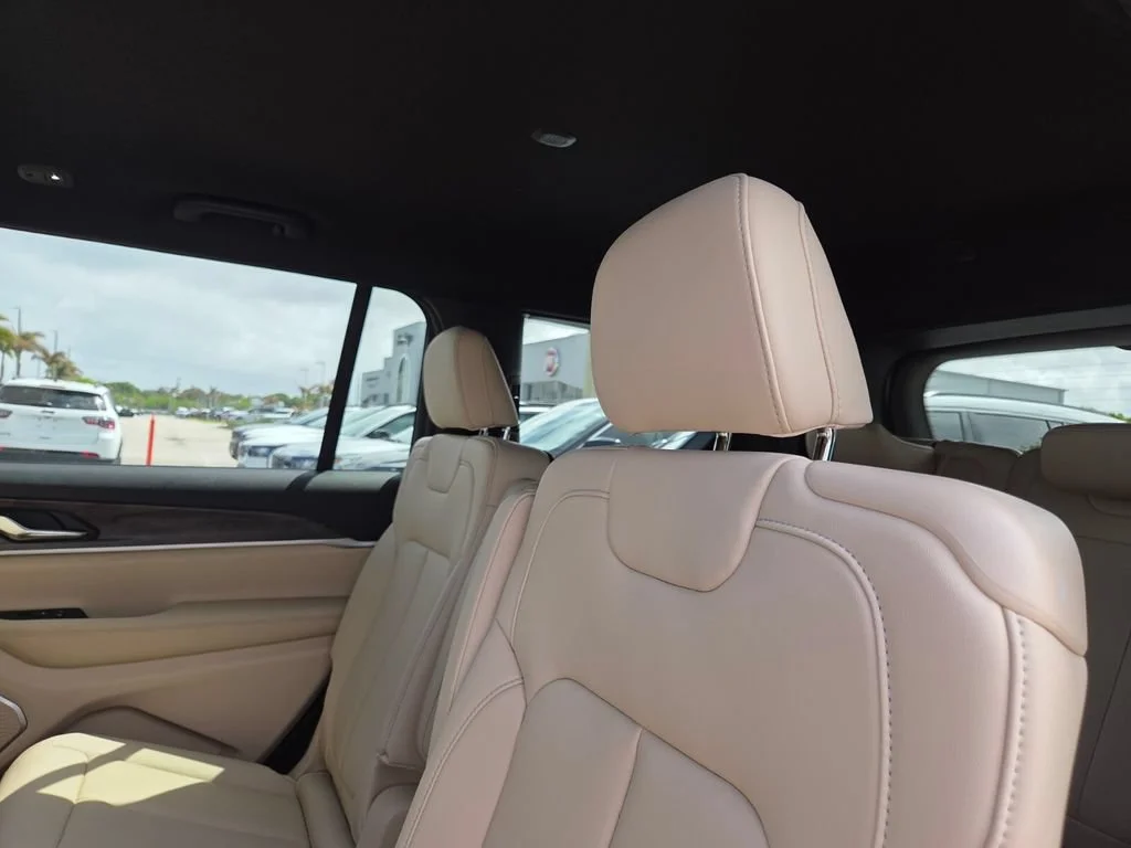 New 2026 Bright White Clear-Coat Exterior Paint Jeep Limited image 9