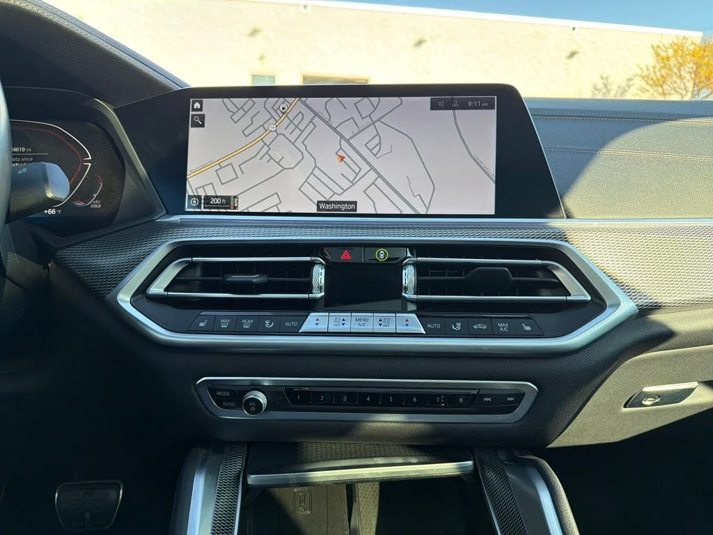 Used 2021 White BMW xDrive40i image 24