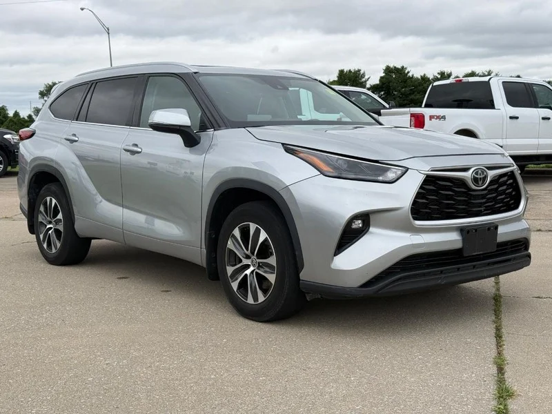 Used 2022 Celestial Silver Metallic Toyota XLE AWD (Natl) image 8