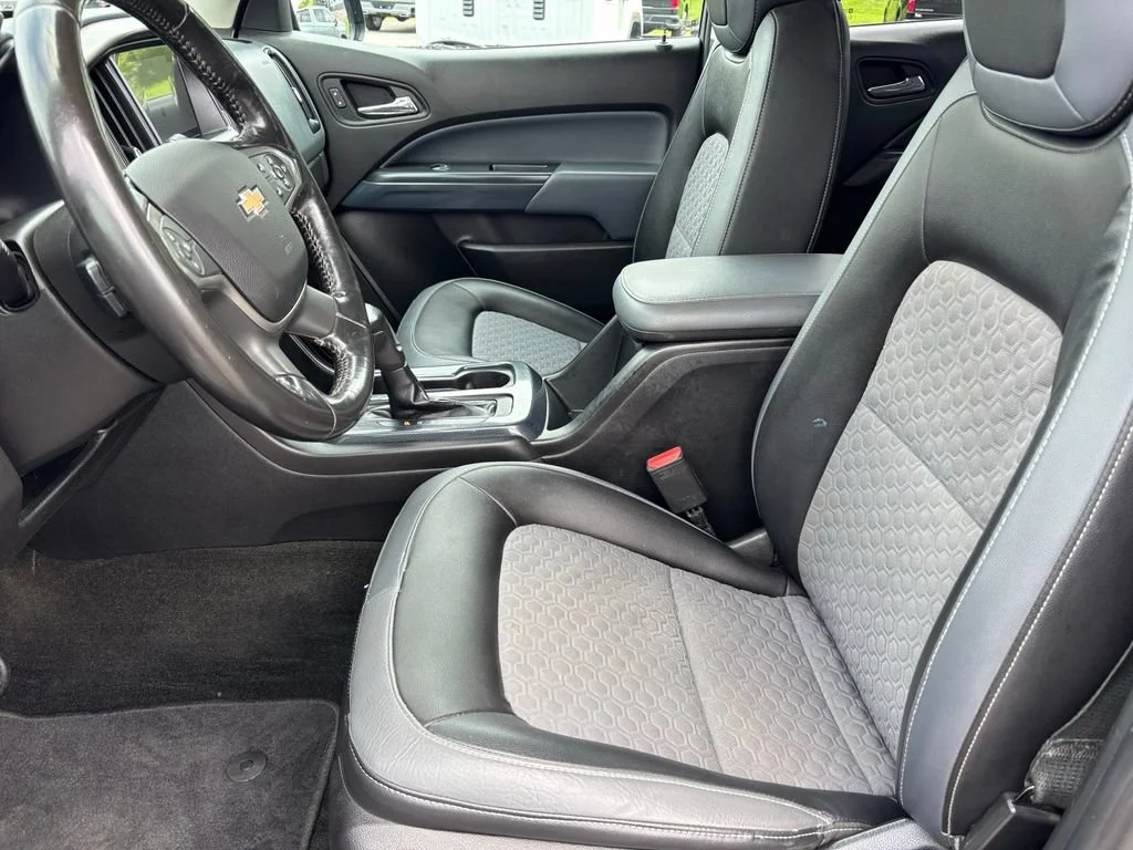 Used 2018 GRAPHITE METALLIC Chevrolet 2WD Z71 image 16