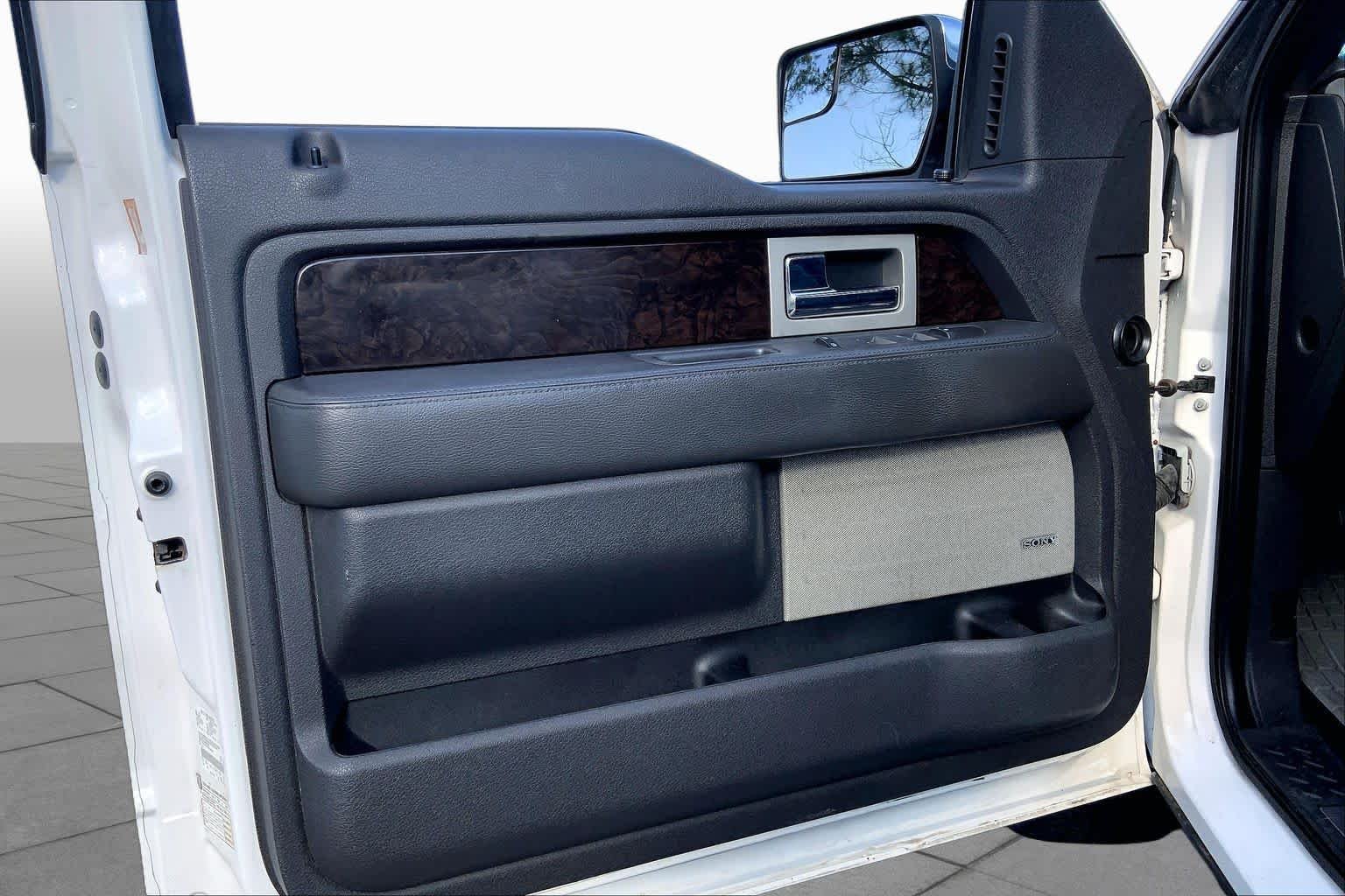 Used 2014 White Platinum Metallic Tri-Coat Ford Platinum image 22