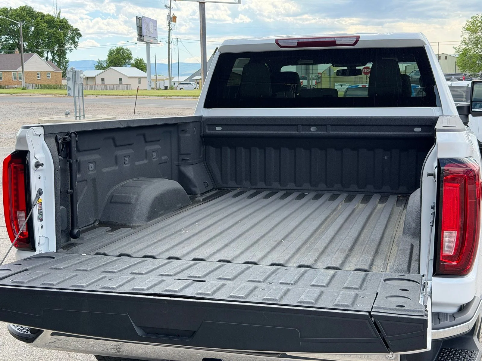 Used 2023 White GMC SLT image 9