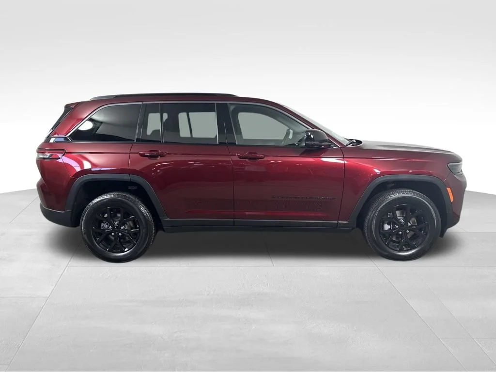 New 2026 Velvet Red Pearl-Coat Exterior Paint Jeep Altitude image 12