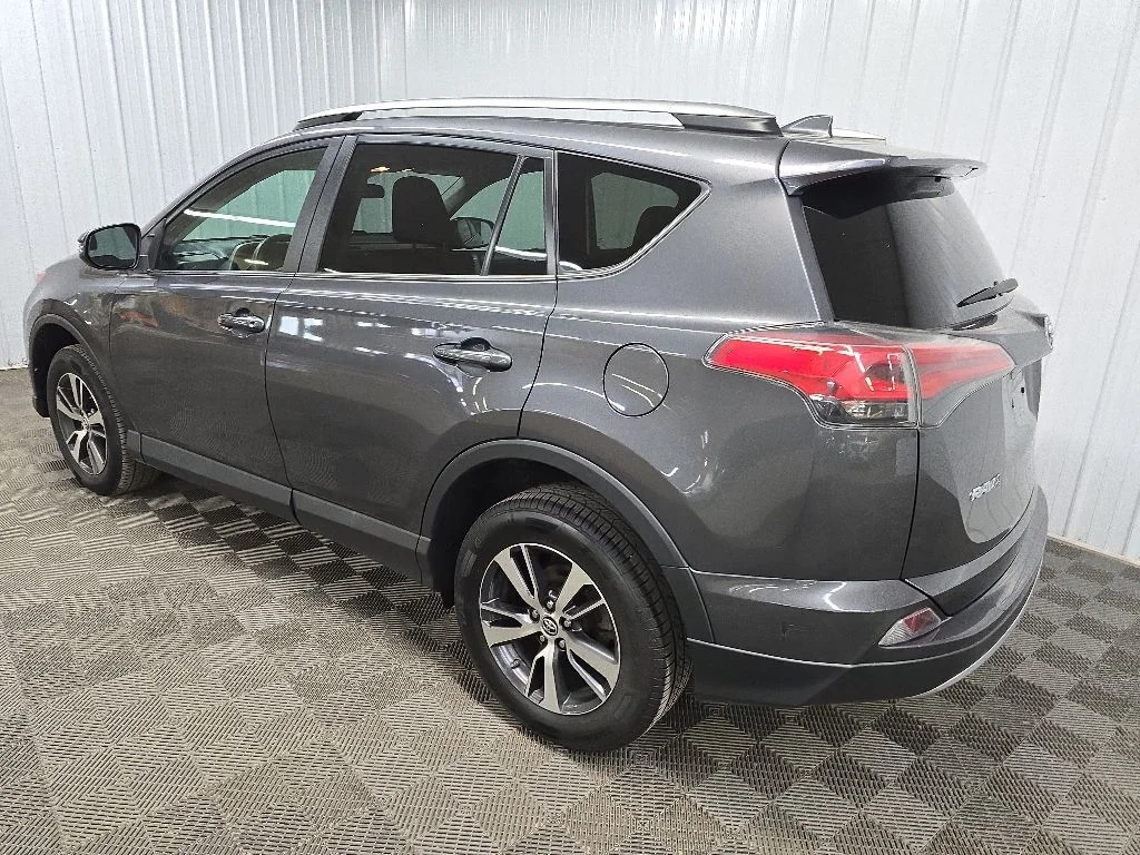 Used 2018 Gray Toyota XLE image 9
