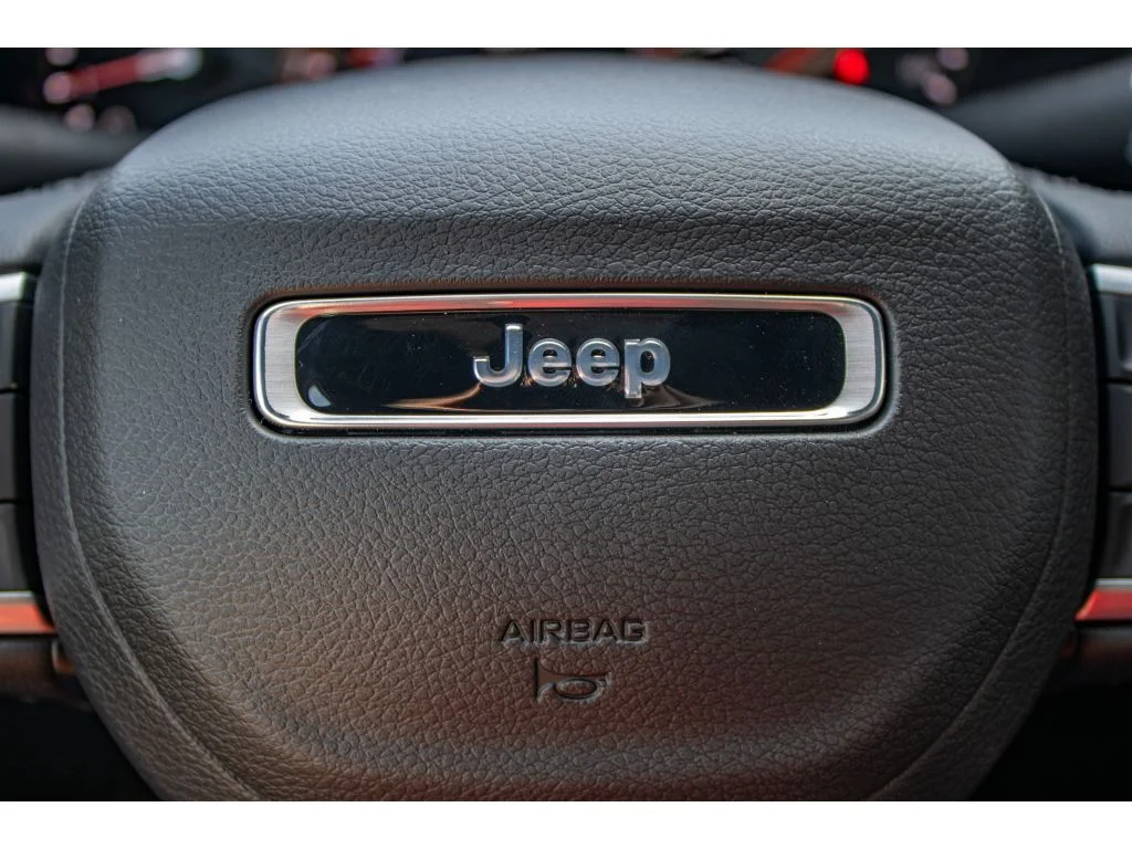 New 2026 Bright White Clearcoat Jeep Latitude image 38