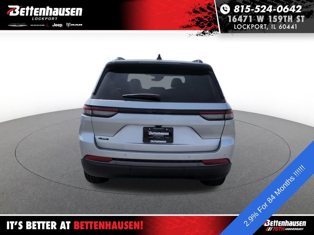 New 2026 Silver Zynith Exterior Paint Jeep Laredo Altitude image 8