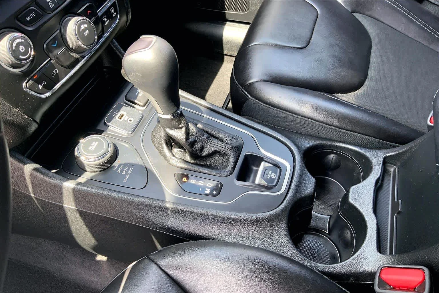 Used 2019 Light Brownstone Pearlcoat Jeep Latitude Plus image 15