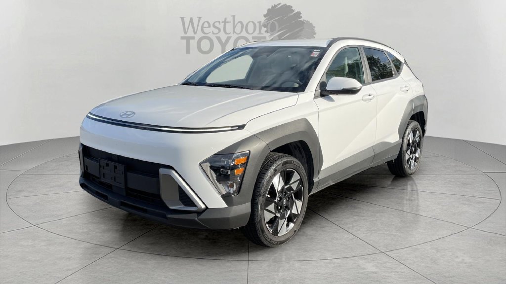Used 2025 White Hyundai SEL image 3