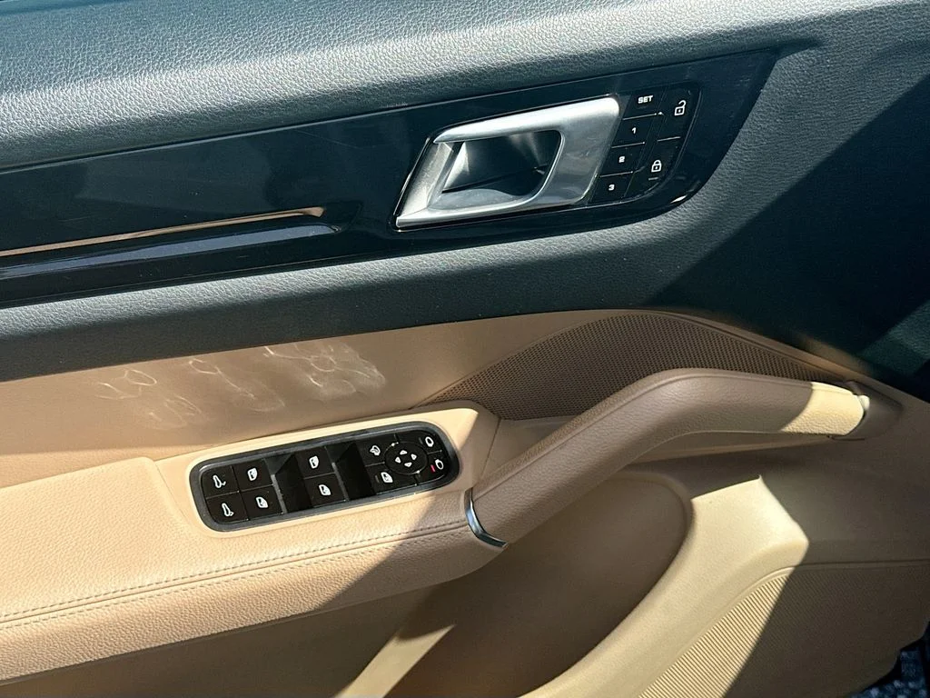 Used 2021  Porsche Base image 19