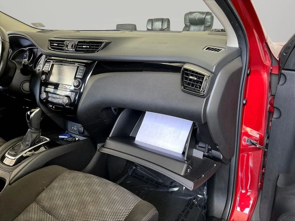 Used 2021 Scarlet Nissan SV image 31