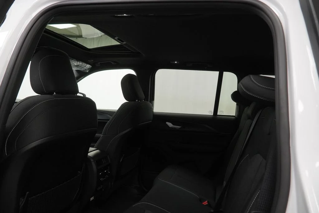 New 2026 Bright White Clear-Coat Exterior Paint Jeep Laredo X image 18