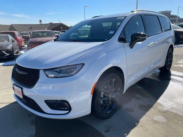 2026 Chrysler Pacifica Select AWD's photo