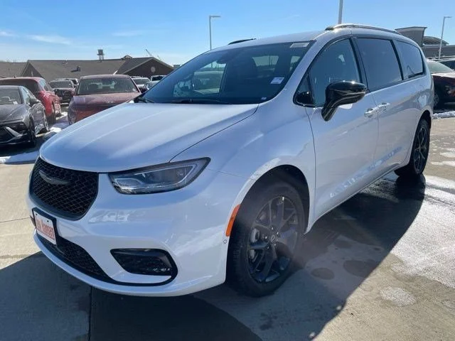 2026 Chrysler Pacifica Select AWD's photo