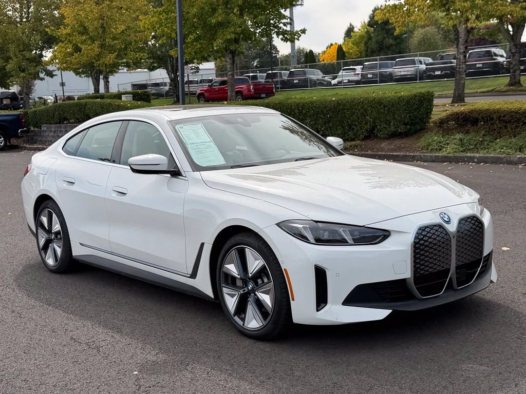 Used 2025 Alpine White BMW xDrive40 image 2