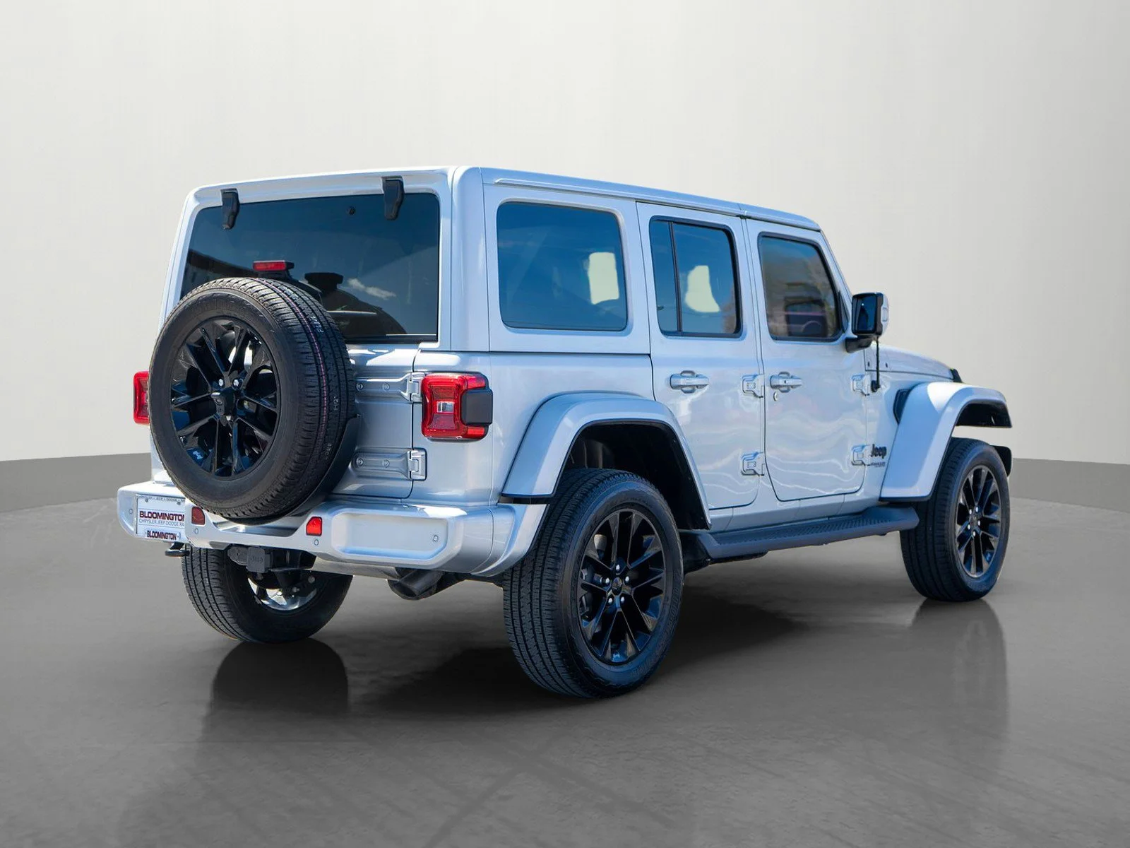Used 2022 Silver Zynith Clearcoat Jeep Unlimited Sahara High Altitude image 8