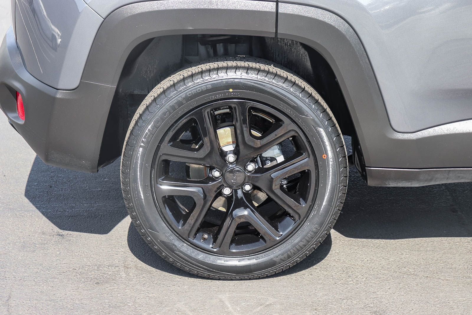 Used 2022 Graphite Gray Jeep Altitude image 9