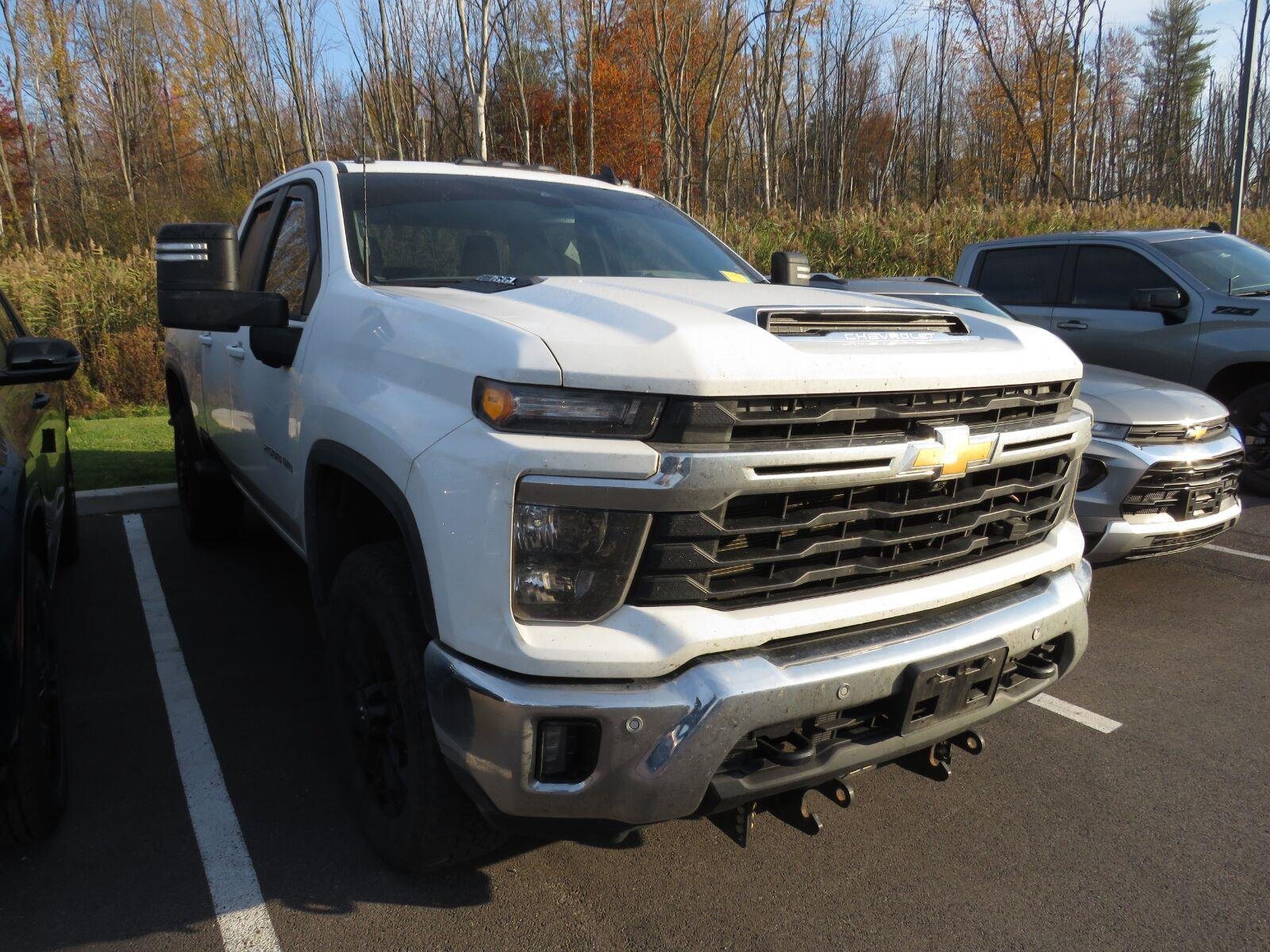 Used 2025  Chevrolet  image 2