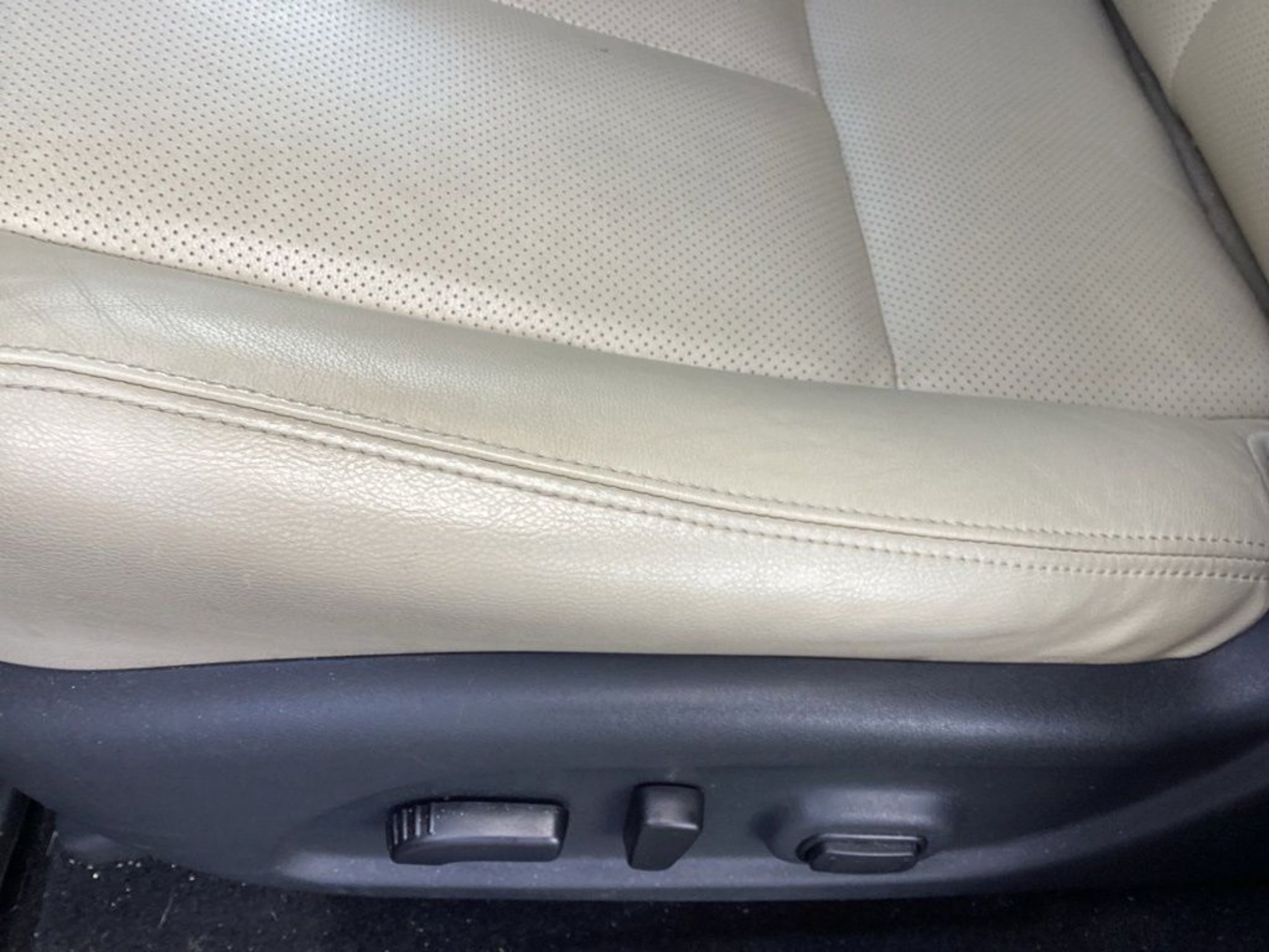 Used 2024 White Nissan SL image 17