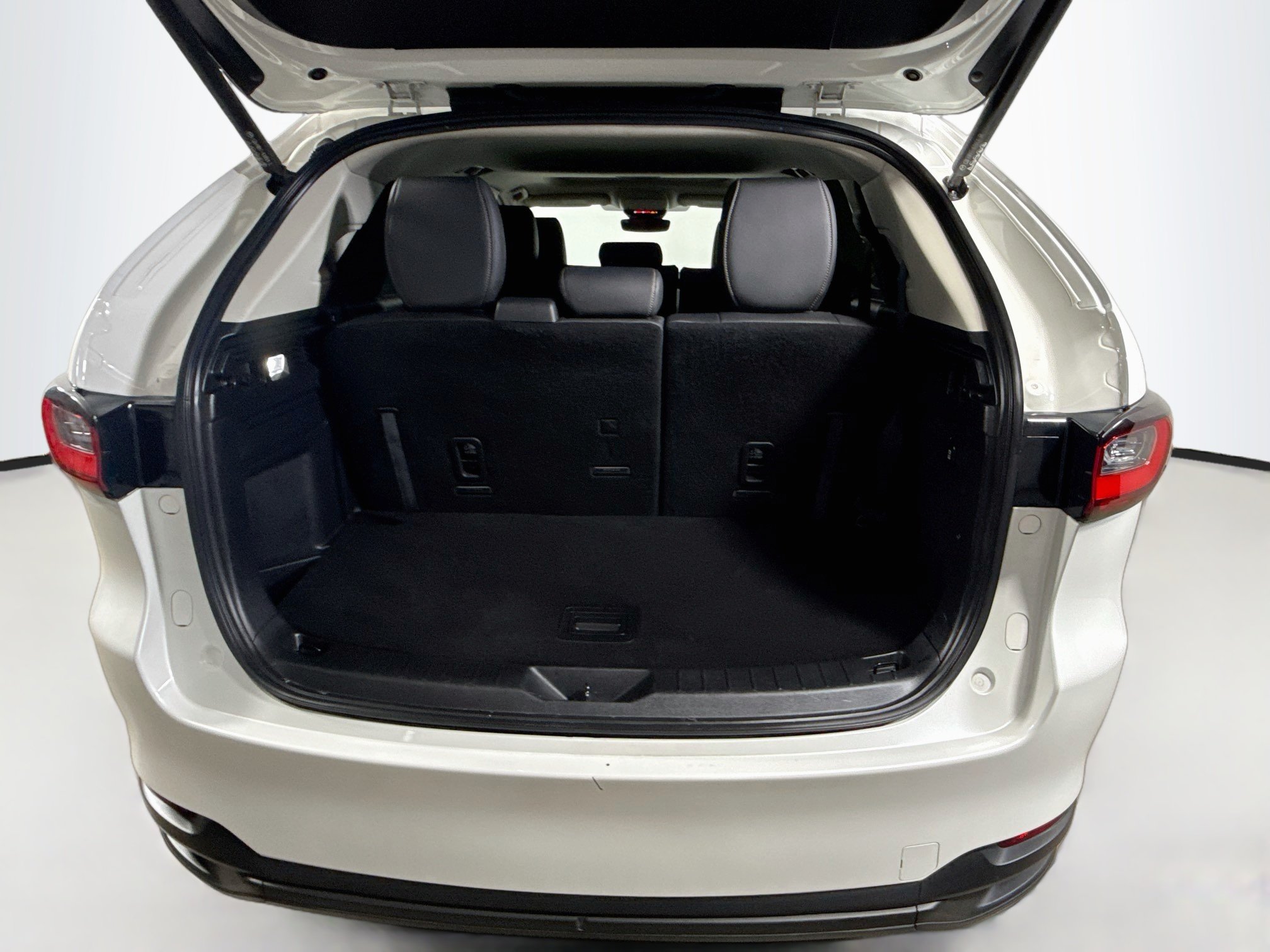 Used 2024 Rhodium White Premium Mazda 3.3 Turbo Preferred image 27