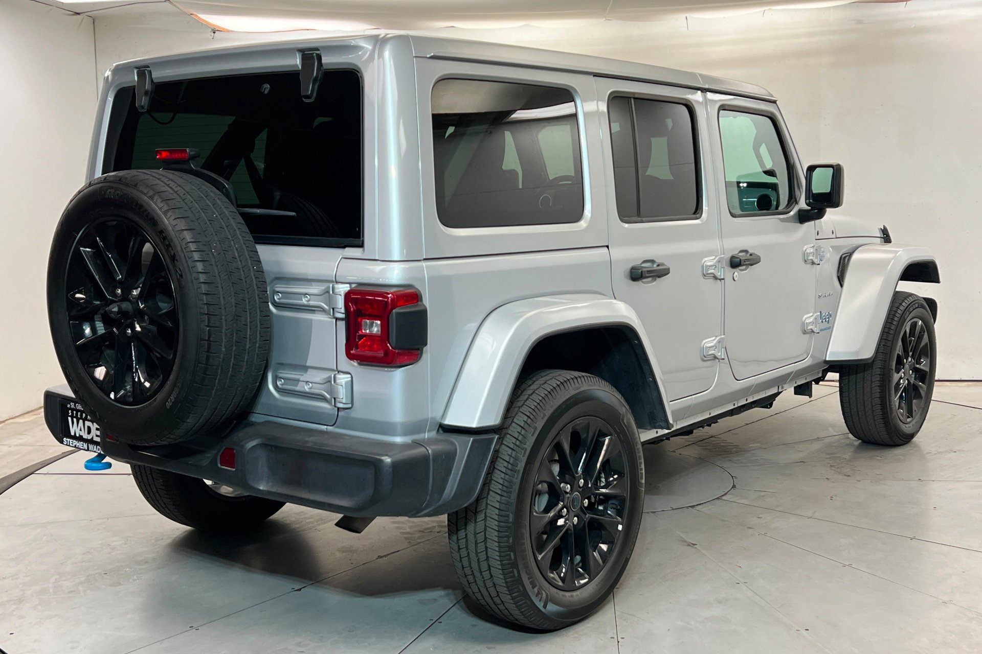 Used 2024 Silver Zynith Clearcoat Jeep Sahara image 6