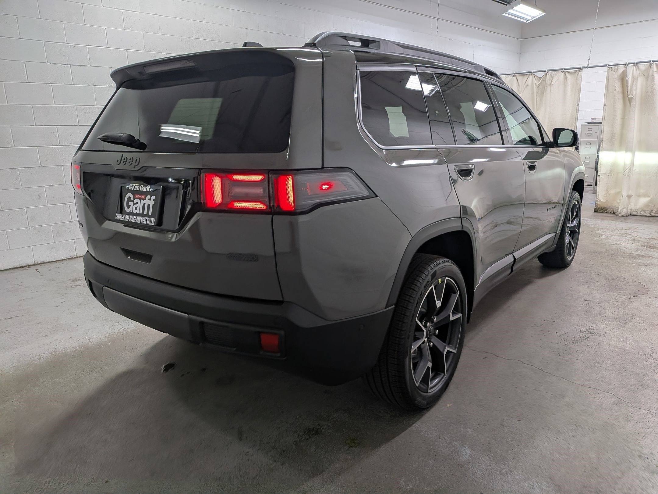 New 2026 Sting-Gray Clear-Coat Exterior Paint Jeep Overland image 4
