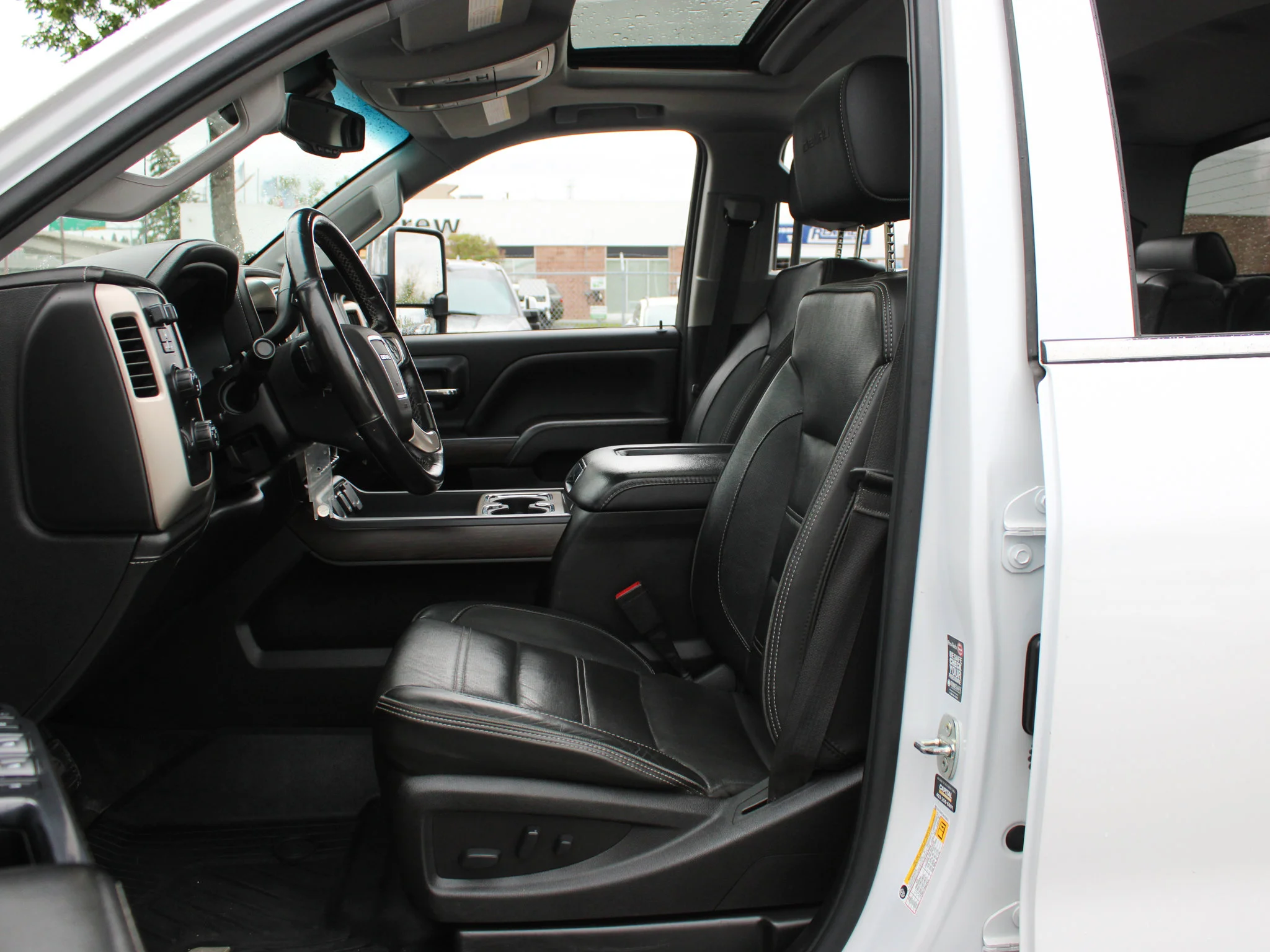 Used 2019 White GMC Denali * Diesel | 5th Wheel/Gooseneck Prep | Heated/Vented Leather | Sunroof | Remote Start image 3